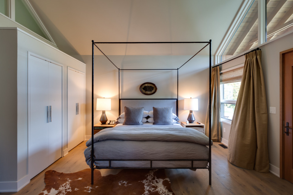 Diseño de habitación de invitados minimalista extra grande con paredes blancas, suelo de madera clara y suelo marrón