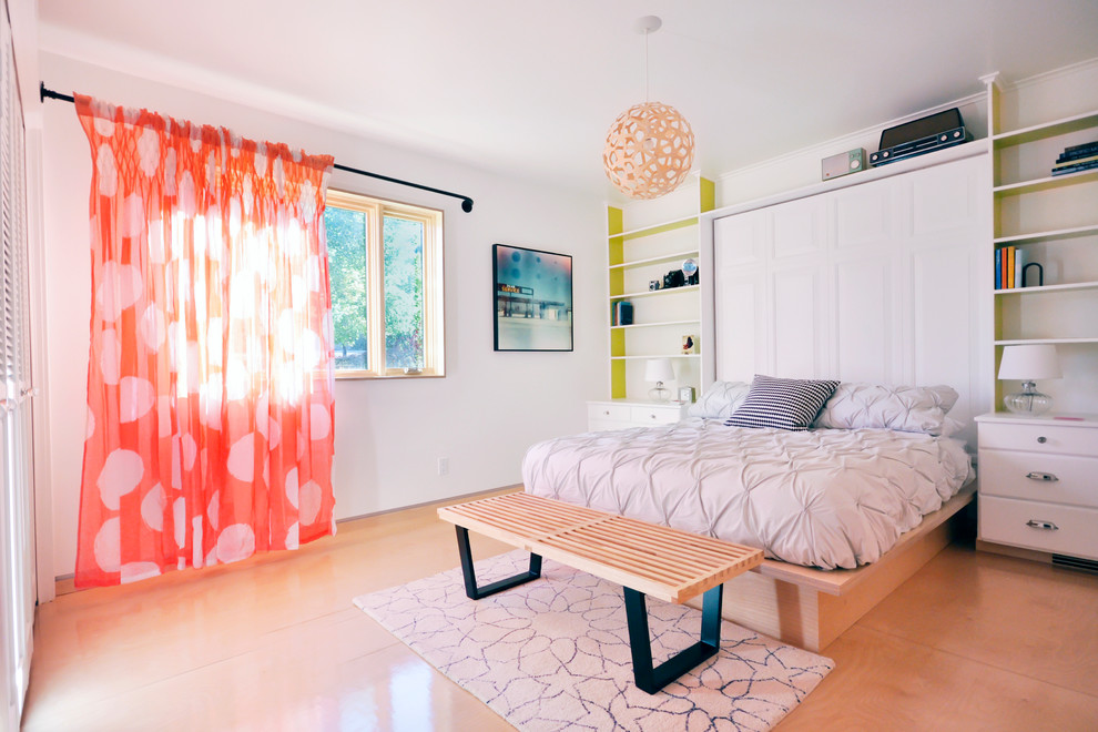Modernes Schlafzimmer mit Sperrholzboden und weißer Wandfarbe in Salt Lake City