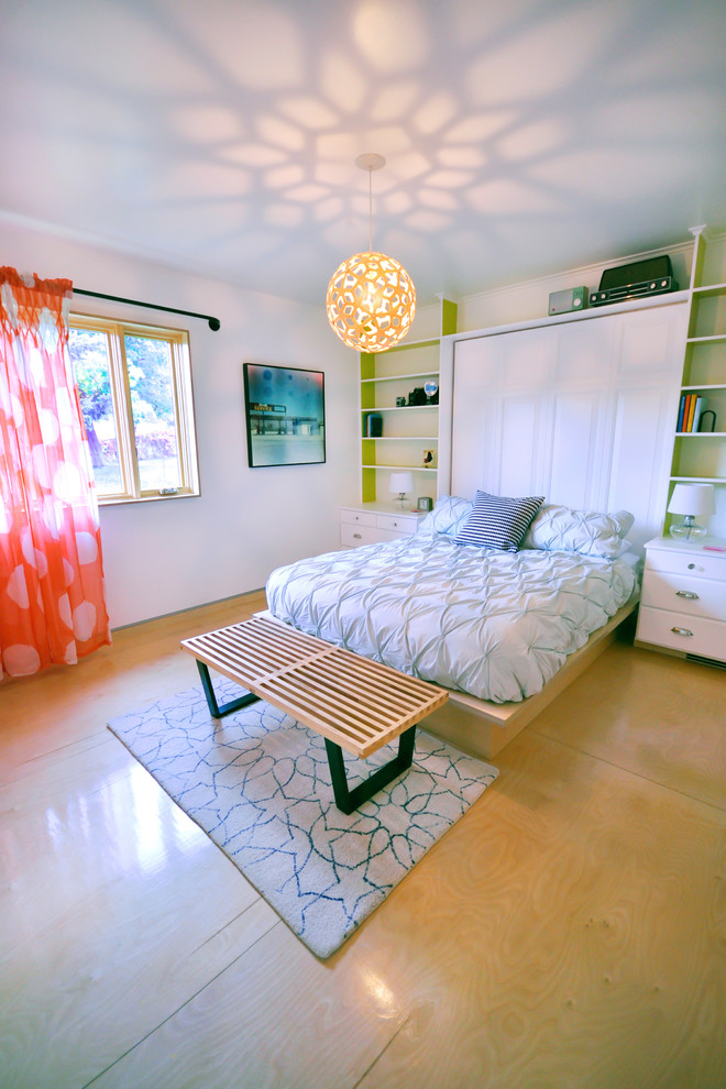 Immagine di una camera da letto minimal con pavimento in compensato e pavimento giallo