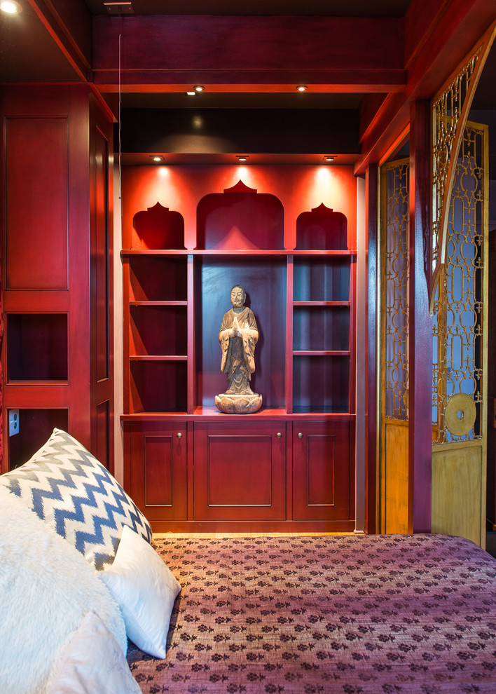 Mittelgroßes Asiatisches Hauptschlafzimmer ohne Kamin mit roter Wandfarbe und hellem Holzboden in Denver
