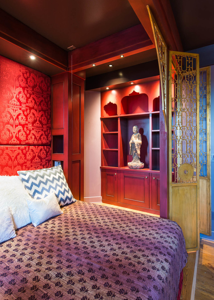 Идея дизайна: хозяйская спальня среднего размера в восточном стиле с красными стенами и светлым паркетным полом без камина