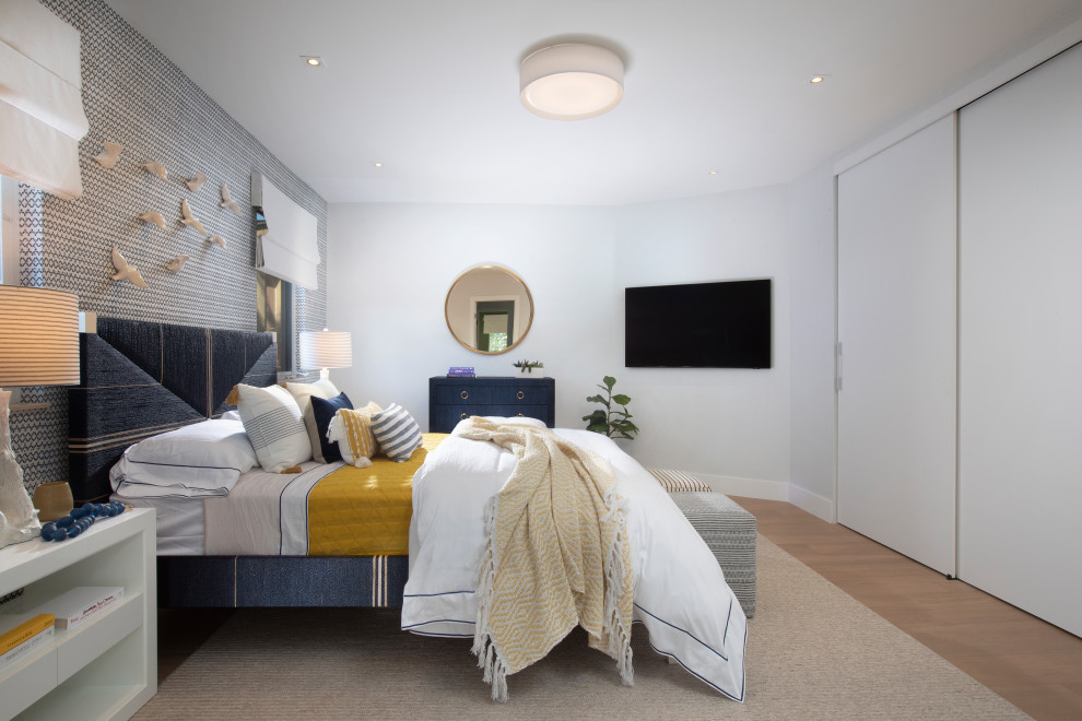 Стильный дизайн: большая гостевая спальня (комната для гостей) в морском стиле с серыми стенами, паркетным полом среднего тона, коричневым полом и обоями на стенах без камина - последний тренд