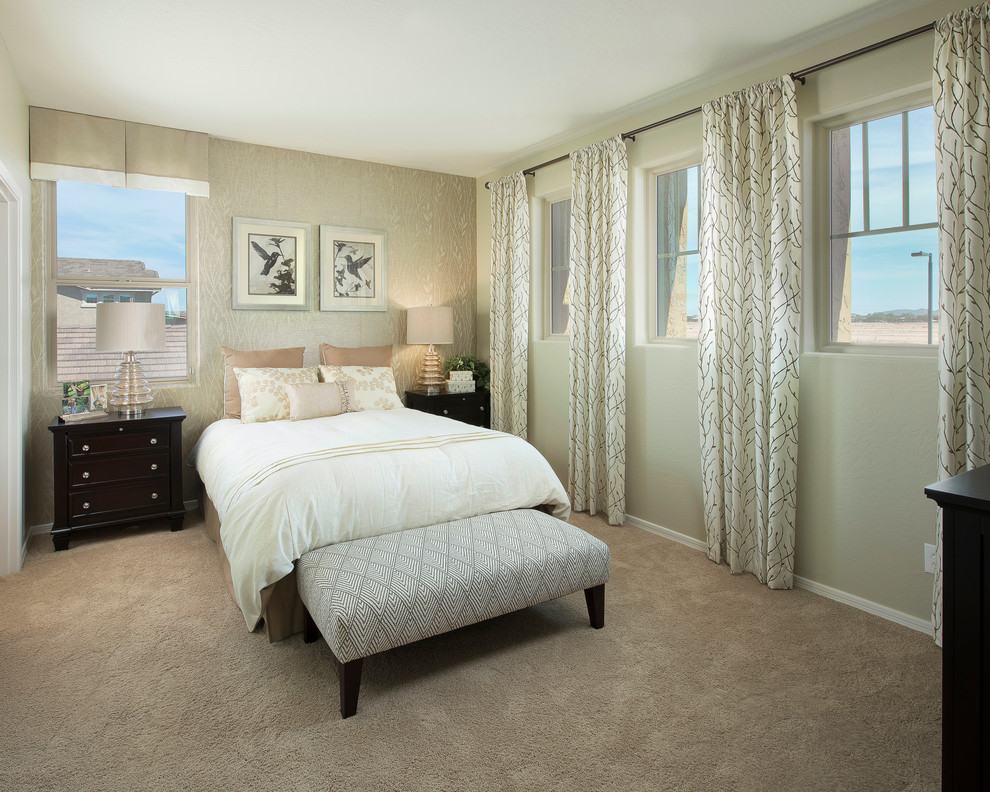 Foto di una camera da letto tradizionale con pareti beige e moquette