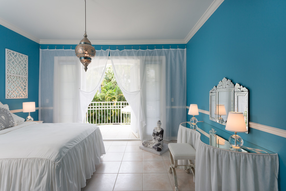 Foto på ett tropiskt sovrum, med blå väggar