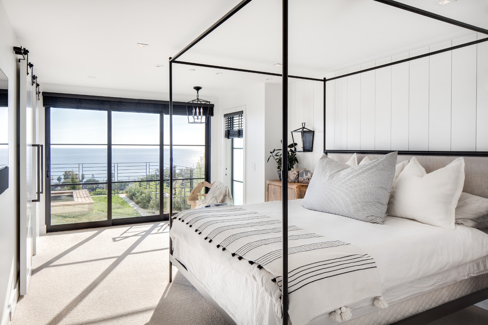 Diseño de dormitorio marinero con paredes blancas, moqueta y suelo beige