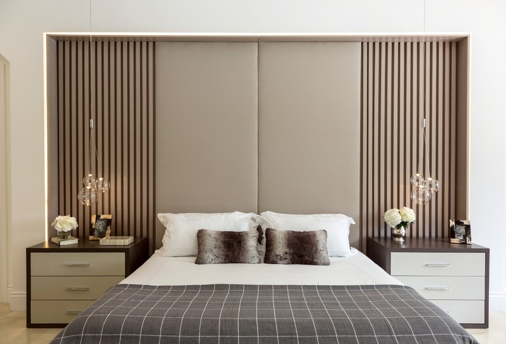 Свежая идея для дизайна: большая хозяйская спальня в современном стиле с белыми стенами, мраморным полом и бежевым полом без камина - отличное фото интерьера