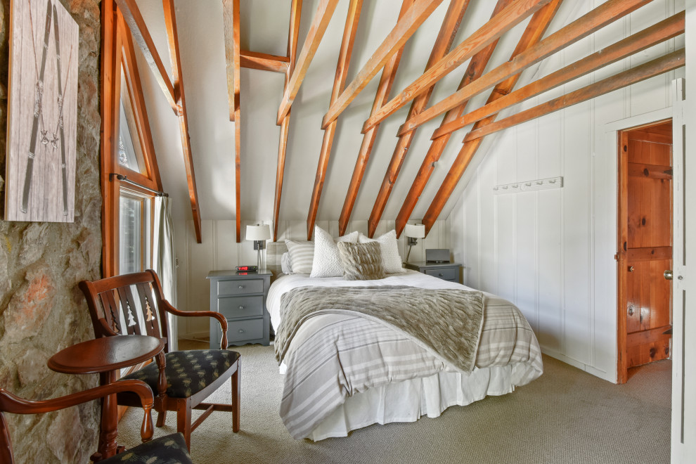 Пример оригинального дизайна: спальня в стиле рустика с белыми стенами, ковровым покрытием, серым полом, балками на потолке и панелями на части стены