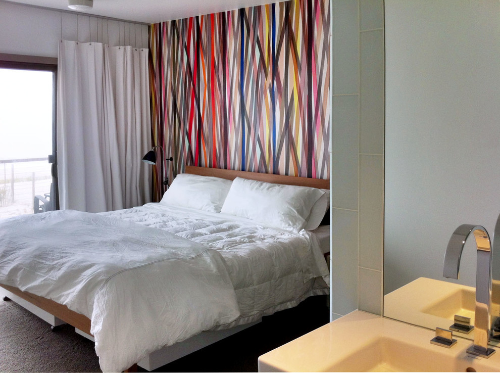 Modelo de dormitorio bohemio con paredes multicolor