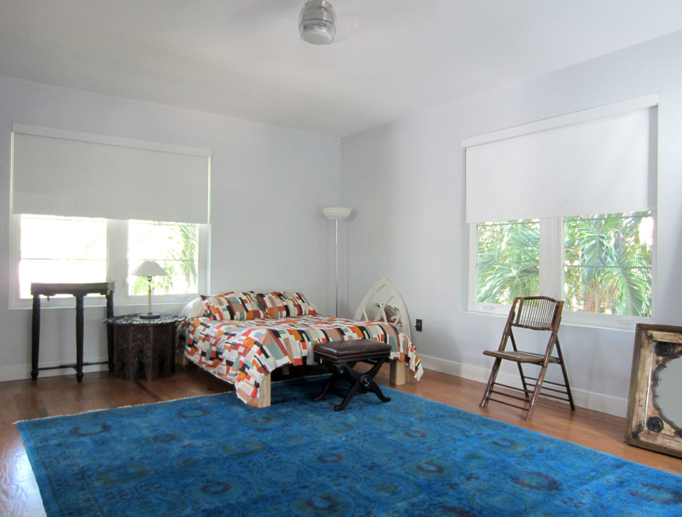 Großes Eklektisches Gästezimmer mit grauer Wandfarbe und braunem Holzboden in Miami