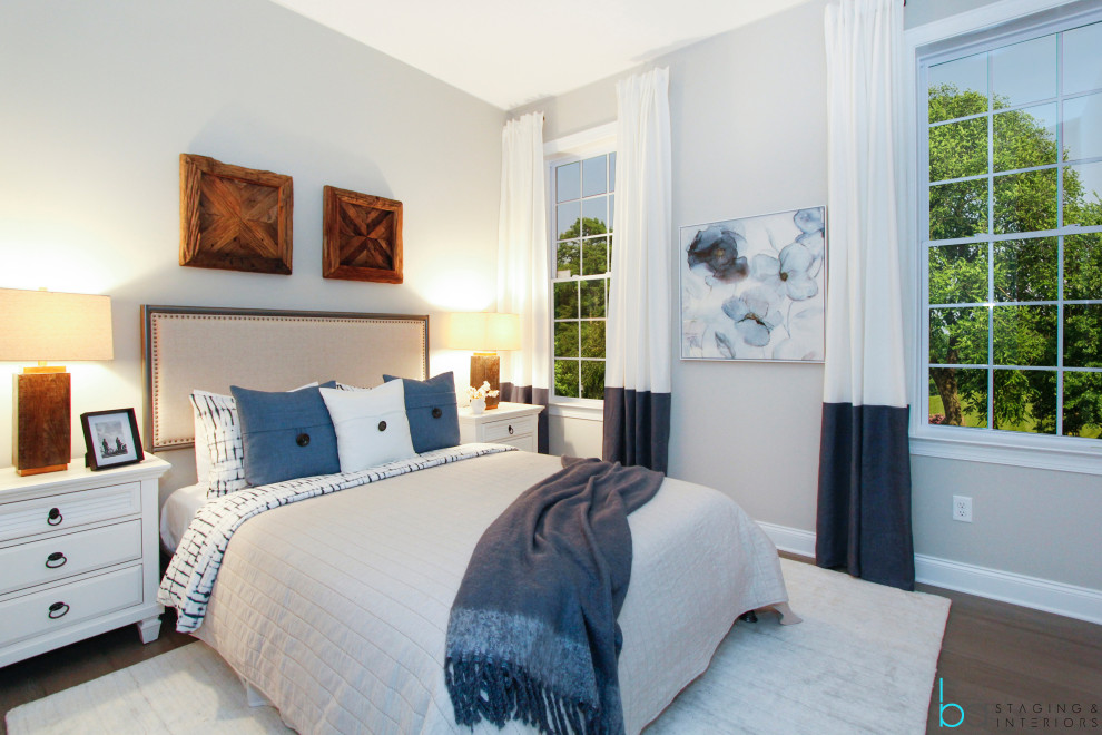 На фото: гостевая спальня среднего размера, (комната для гостей) в современном стиле с белыми стенами, паркетным полом среднего тона и серым полом