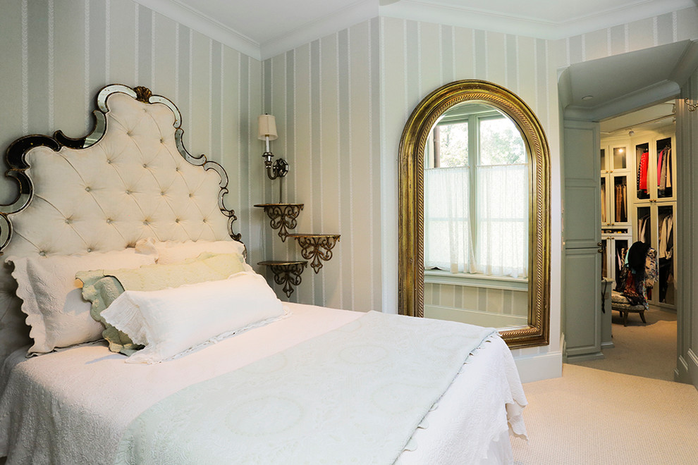 ヒューストンにある広い地中海スタイルのおしゃれな主寝室 (緑の壁、淡色無垢フローリング) のレイアウト