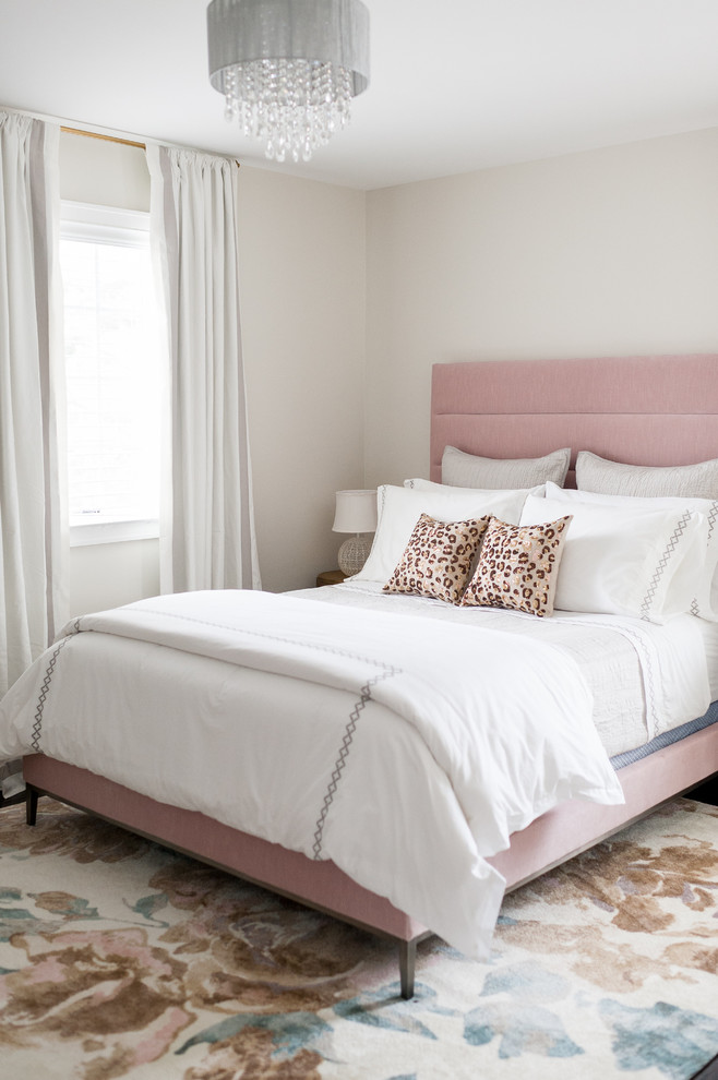 Идея дизайна: гостевая спальня среднего размера, (комната для гостей) в стиле неоклассика (современная классика) с серыми стенами и темным паркетным полом