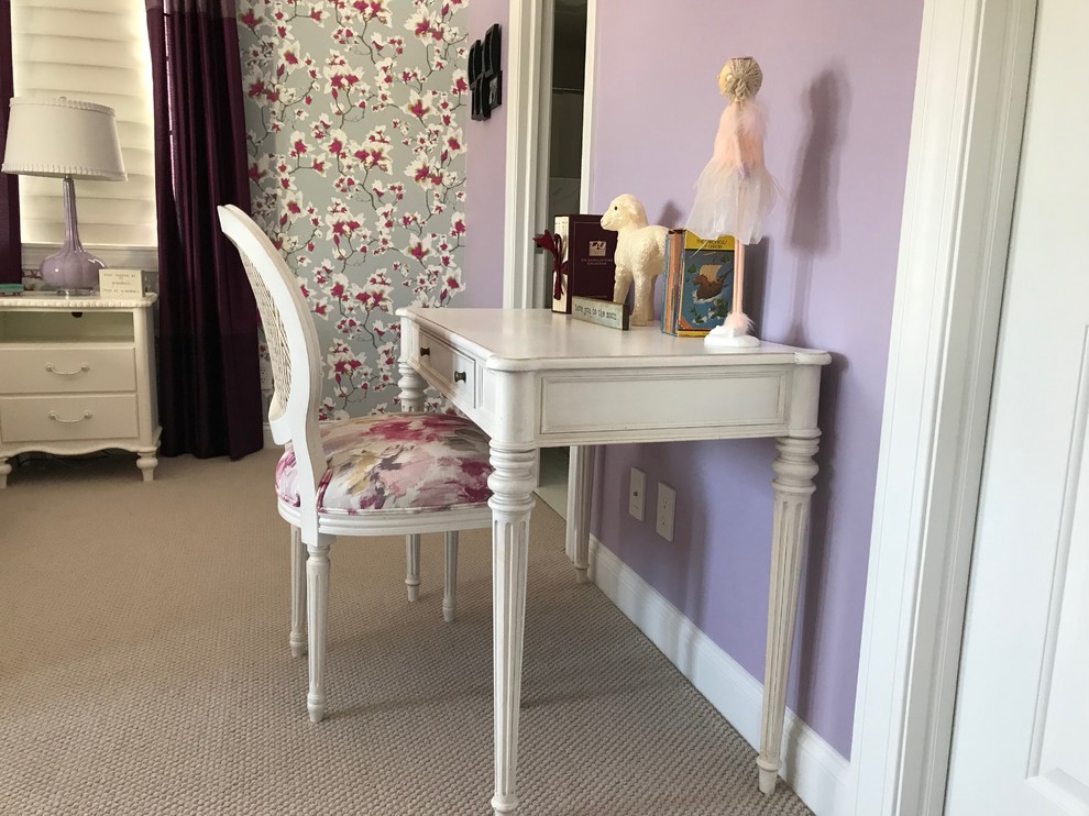 На фото: гостевая спальня среднего размера, (комната для гостей) в стиле неоклассика (современная классика) с фиолетовыми стенами, ковровым покрытием и бежевым полом