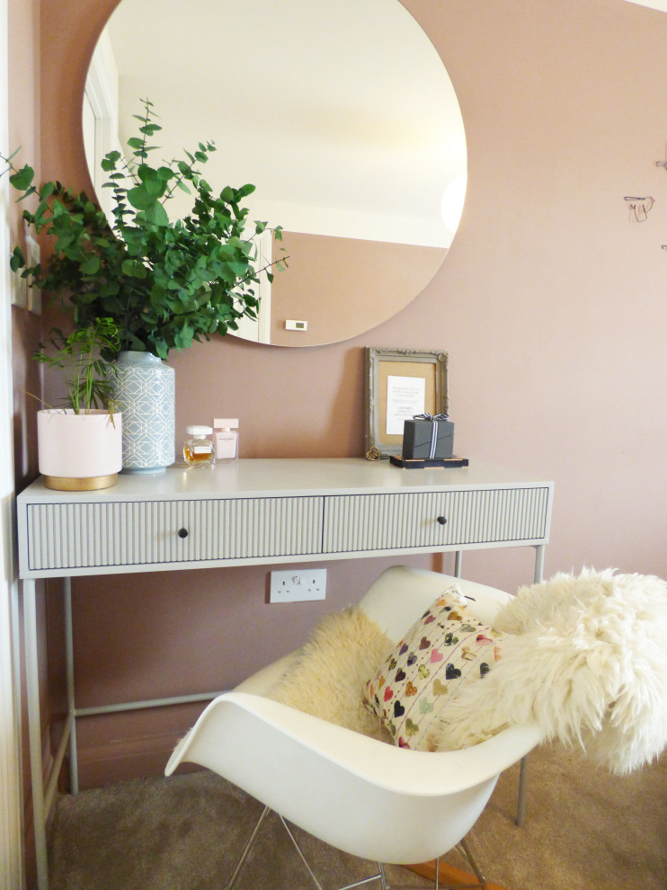 Aménagement d'une petite chambre grise et rose éclectique avec un mur rose et un sol beige.