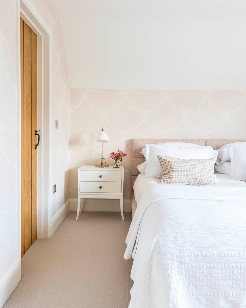 Idéer för att renovera ett mellanstort lantligt gästrum, med rosa väggar, heltäckningsmatta och beiget golv