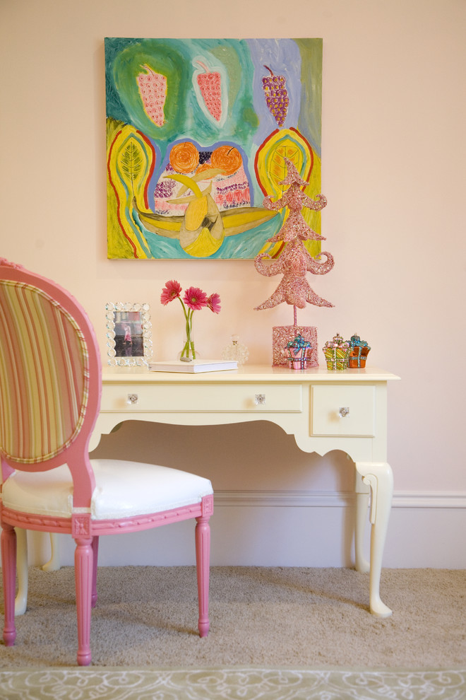 Ejemplo de dormitorio beige y rosa bohemio