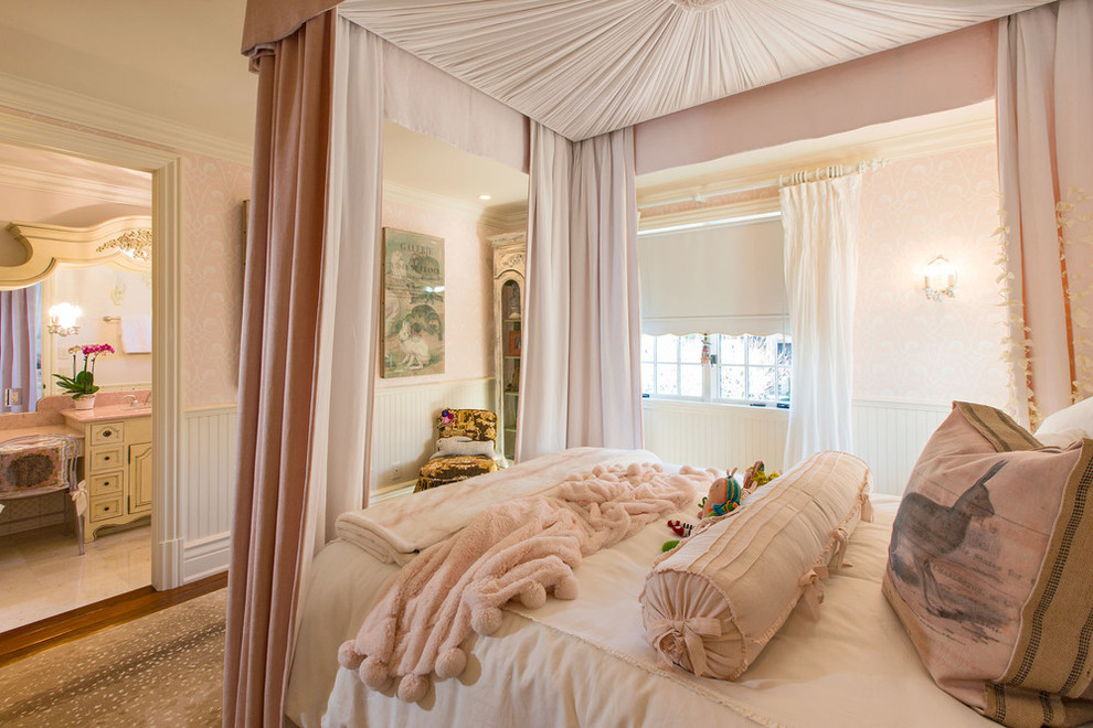 На фото: спальня среднего размера в классическом стиле с розовыми стенами и паркетным полом среднего тона