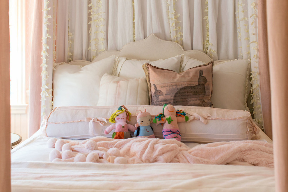 サンタバーバラにある中くらいなトラディショナルスタイルのおしゃれな寝室 (ピンクの壁、無垢フローリング) のレイアウト
