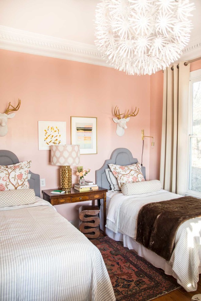 Стильный дизайн: гостевая спальня (комната для гостей), среднего размера в стиле фьюжн с розовыми стенами - последний тренд