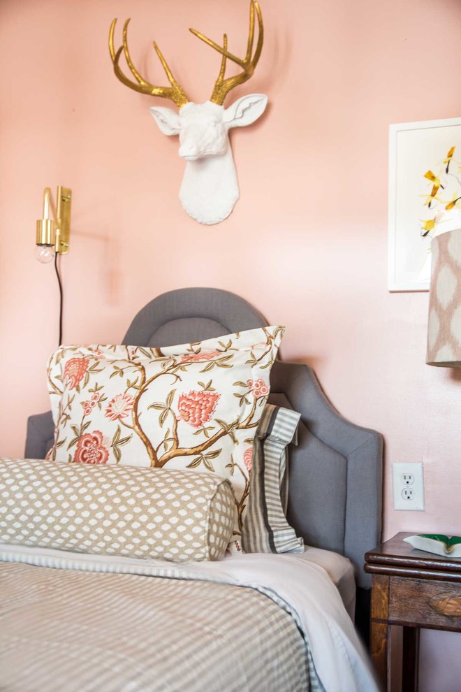 Ispirazione per una camera degli ospiti bohémian di medie dimensioni con pareti rosa