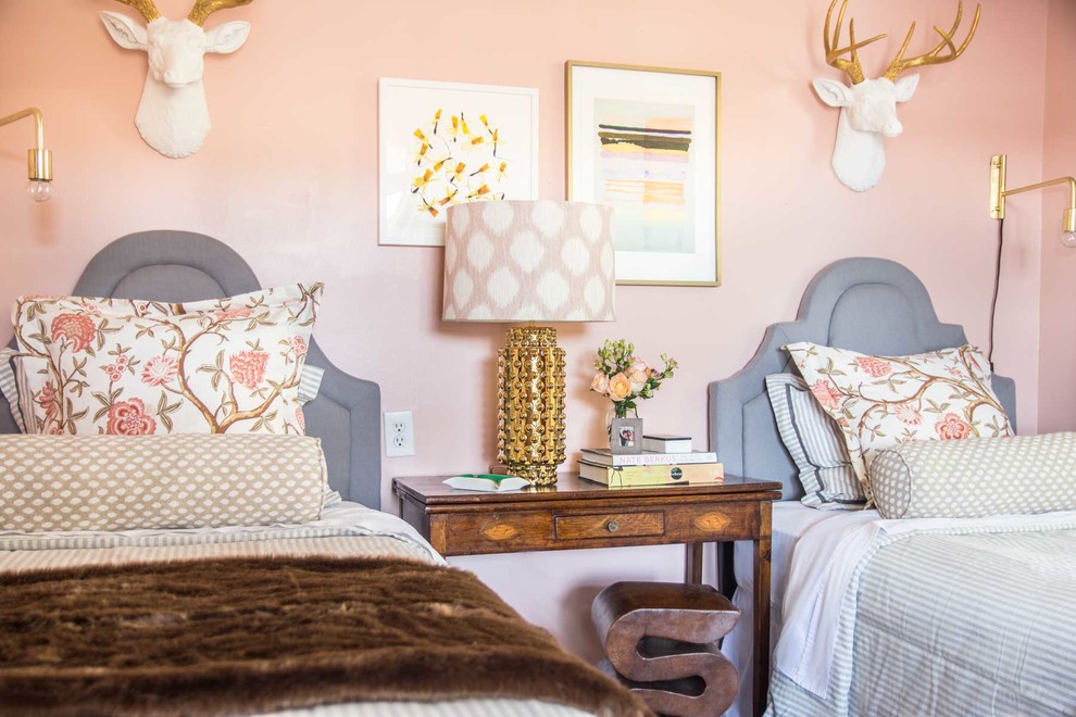 Idées déco pour une chambre d'amis grise et rose éclectique de taille moyenne avec un mur rose.