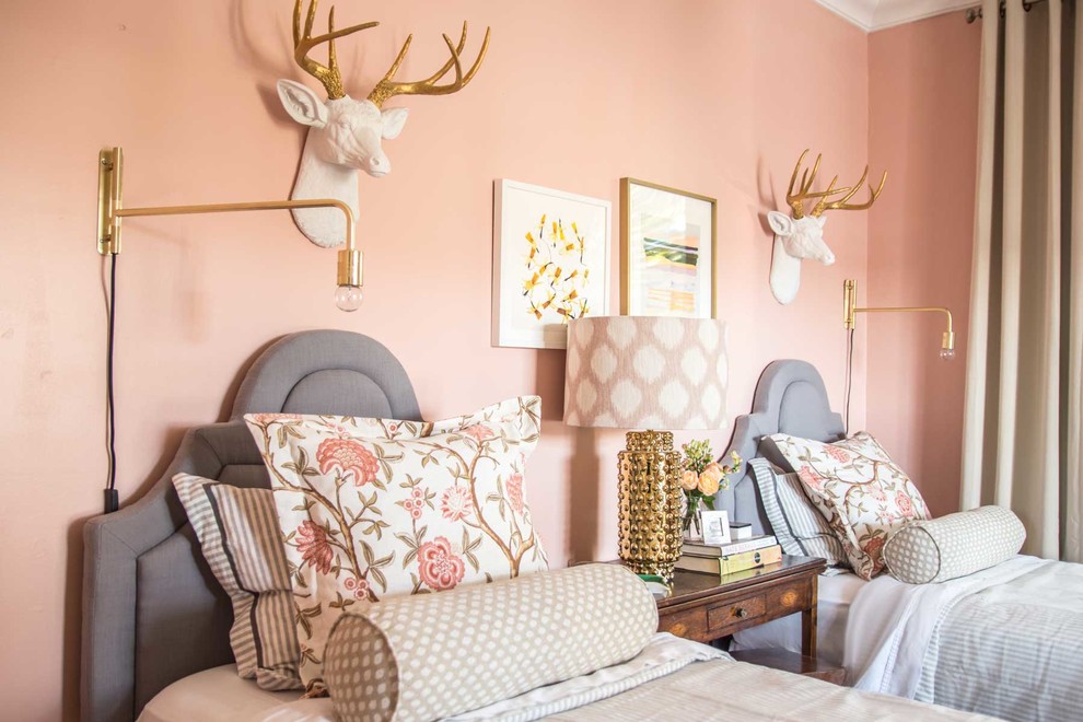 アトランタにある中くらいなエクレクティックスタイルのおしゃれな客用寝室 (ピンクの壁) のレイアウト