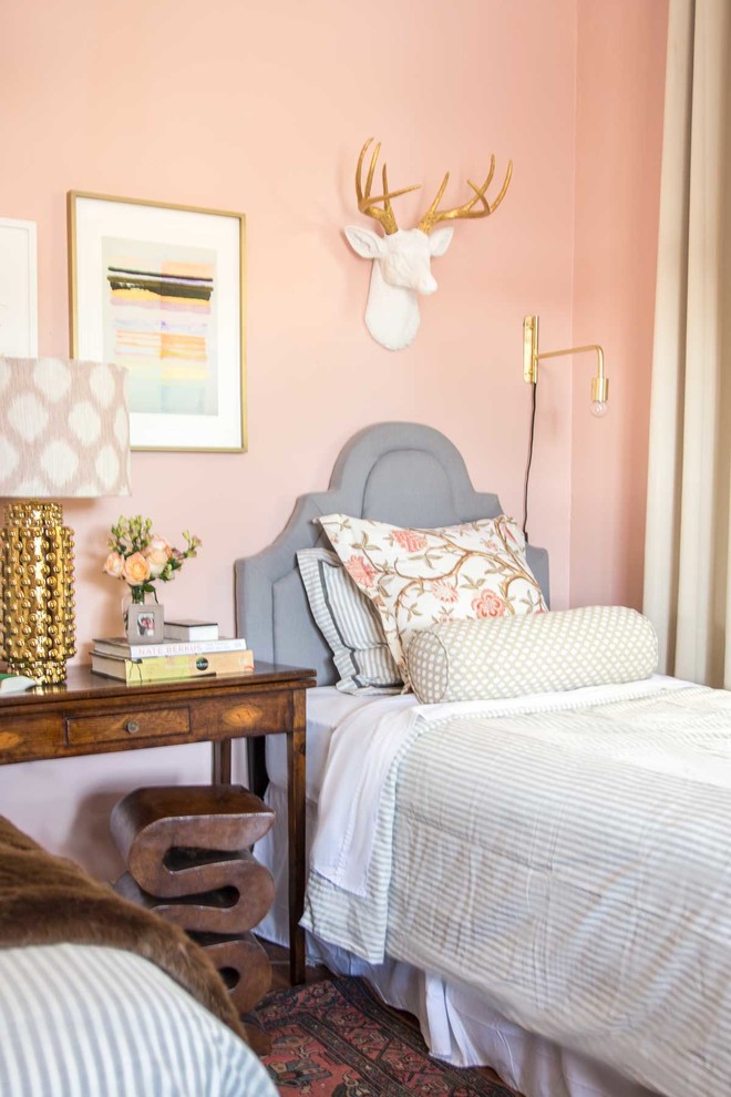 アトランタにある中くらいなエクレクティックスタイルのおしゃれな客用寝室 (ピンクの壁)