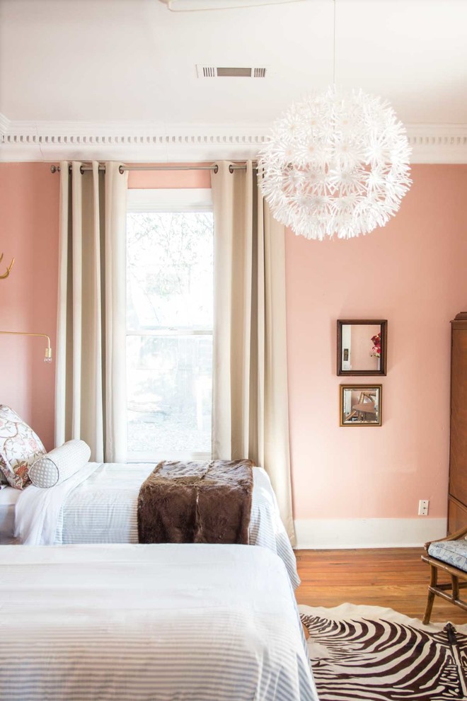Cette photo montre une chambre d'amis grise et rose éclectique de taille moyenne avec un mur rose.