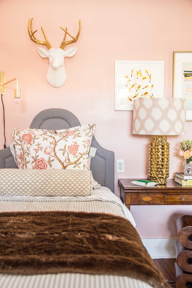 アトランタにある中くらいなエクレクティックスタイルのおしゃれな客用寝室 (ピンクの壁) のインテリア
