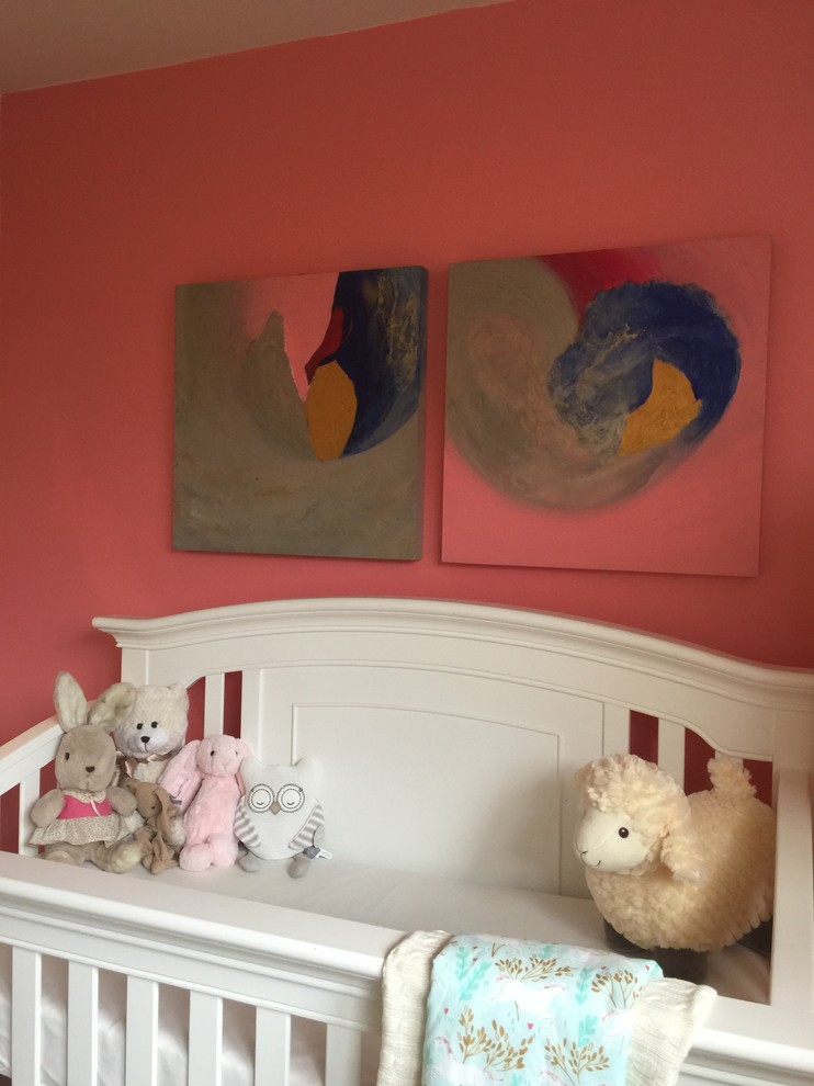Ispirazione per una camera da letto minimal di medie dimensioni con pareti rosa, moquette e nessun camino