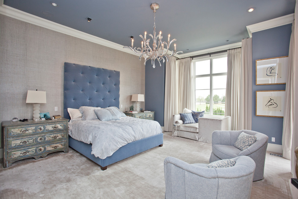 Стильный дизайн: большая хозяйская спальня в современном стиле с ковровым покрытием - последний тренд
