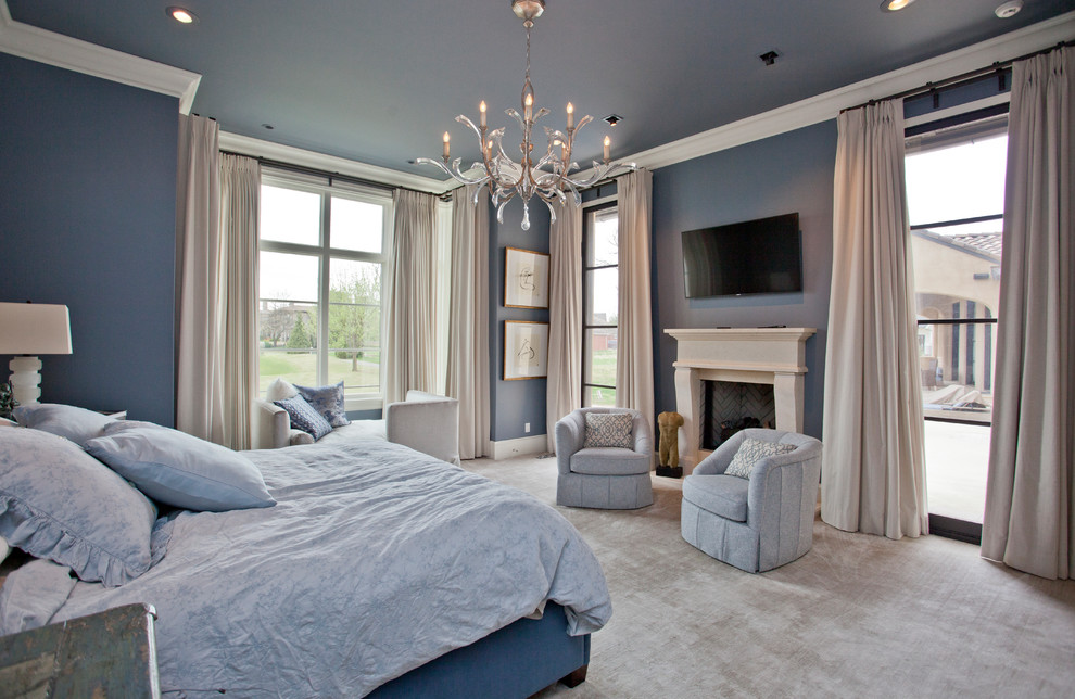 Источник вдохновения для домашнего уюта: большая хозяйская спальня в стиле неоклассика (современная классика) с ковровым покрытием