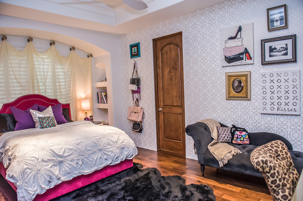 Foto de habitación de invitados minimalista grande con suelo de madera oscura y paredes beige