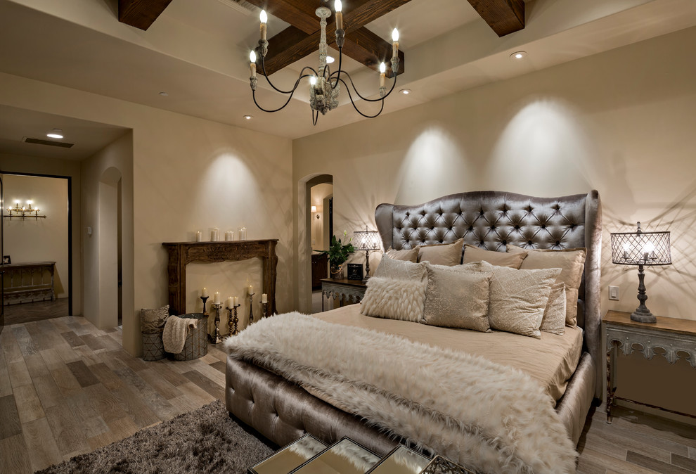 Стильный дизайн: хозяйская спальня в классическом стиле с белыми стенами, полом из керамической плитки и серым полом без камина - последний тренд