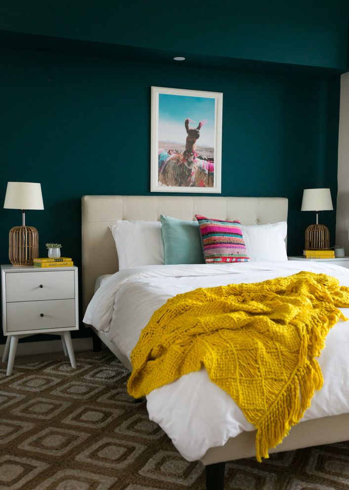 Свежая идея для дизайна: спальня в морском стиле с зелеными стенами и коричневым полом - отличное фото интерьера