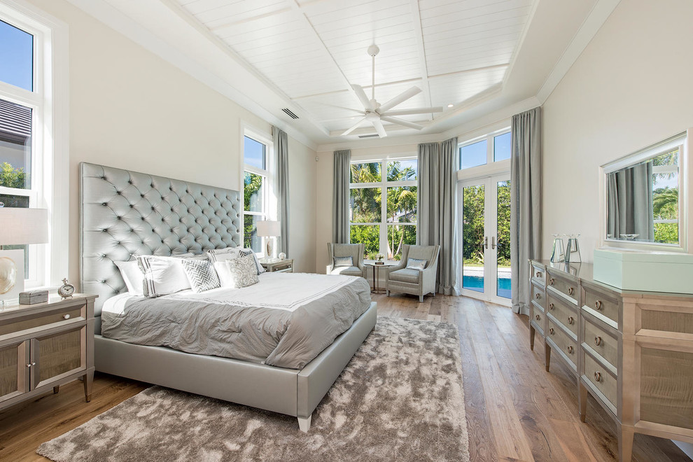 Ejemplo de dormitorio principal clásico renovado con paredes beige y suelo de madera en tonos medios