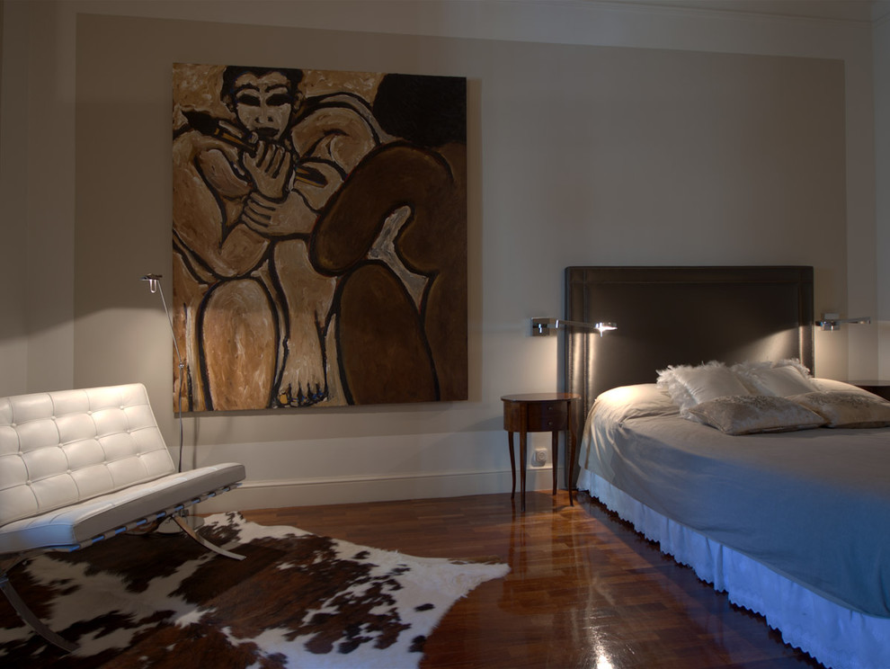 Imagen de dormitorio principal contemporáneo de tamaño medio sin chimenea con paredes blancas y suelo de madera oscura
