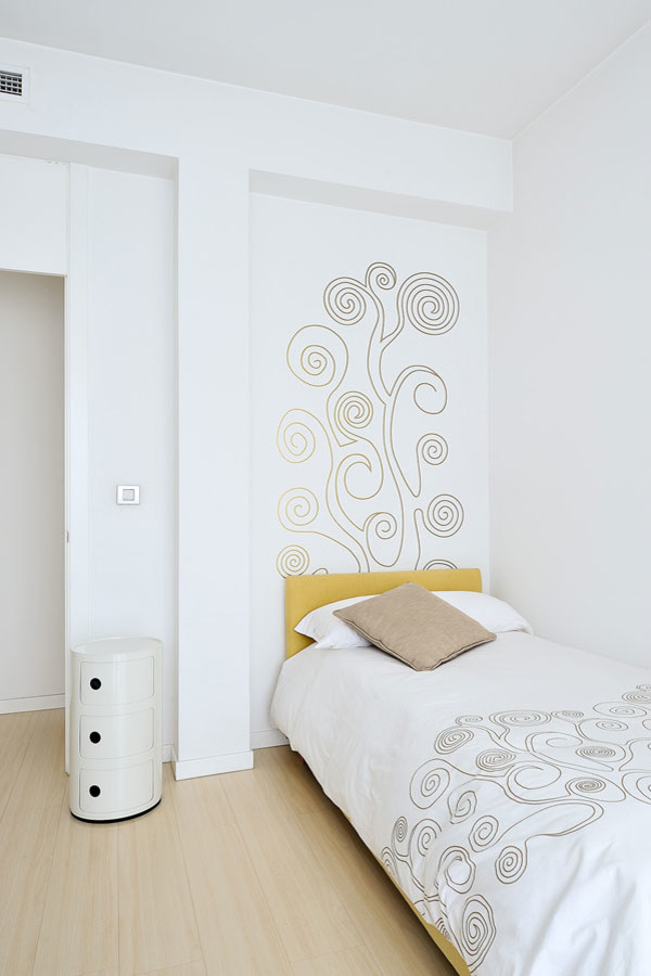 Diseño de dormitorio principal contemporáneo pequeño sin chimenea con paredes blancas y suelo de madera clara