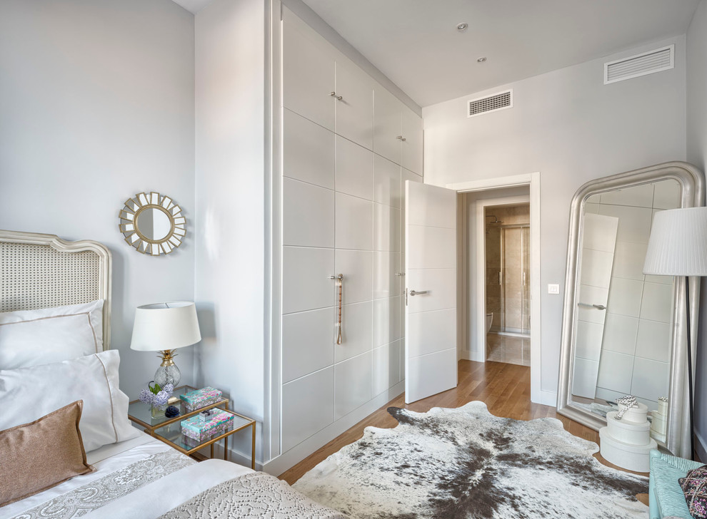 Mittelgroßes Shabby-Chic Hauptschlafzimmer ohne Kamin mit grauer Wandfarbe und braunem Holzboden in Malaga
