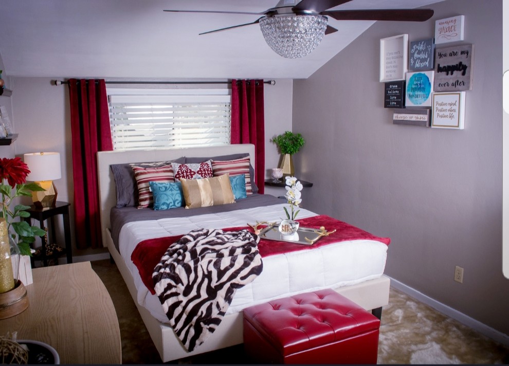 На фото: гостевая спальня среднего размера, (комната для гостей) в стиле неоклассика (современная классика) с серыми стенами, ковровым покрытием и коричневым полом без камина
