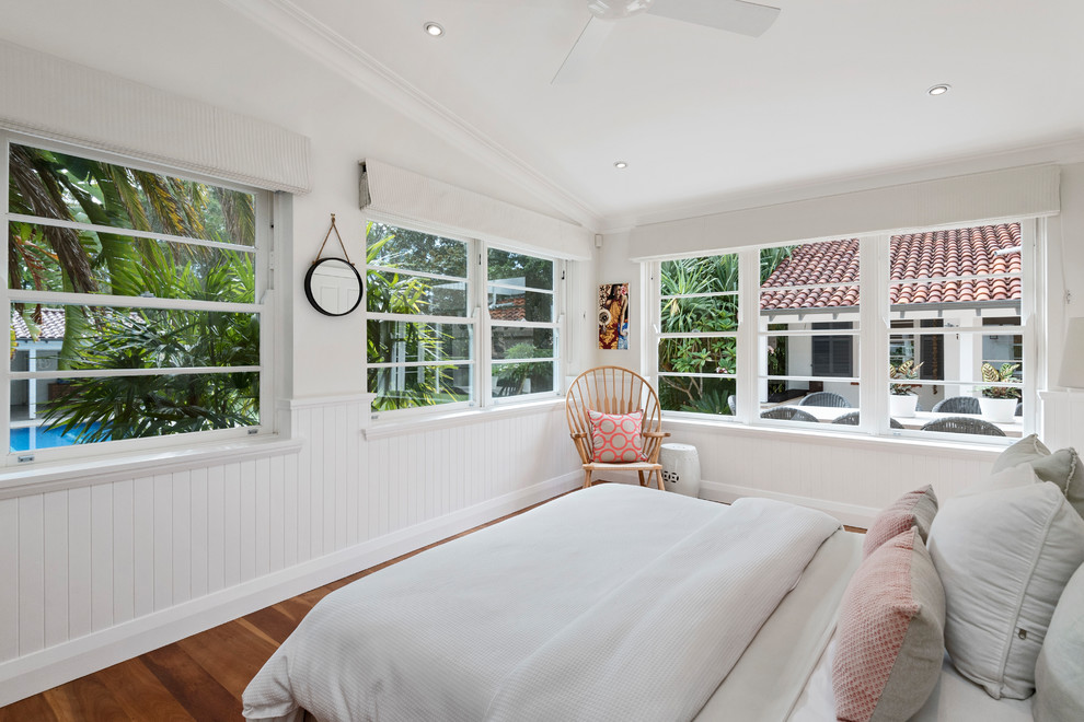 Aménagement d'une chambre classique de taille moyenne avec un mur blanc, un sol en bois brun et un sol marron.