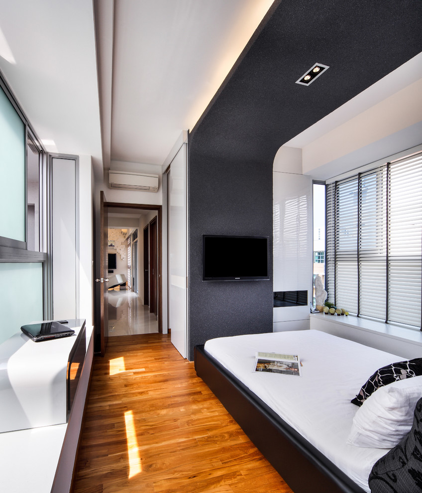 シンガポールにあるコンテンポラリースタイルのおしゃれな客用寝室 (白い壁、無垢フローリング) のインテリア
