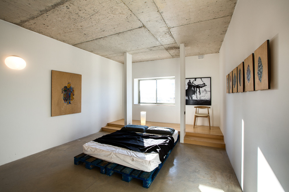 他の地域にあるコンテンポラリースタイルのおしゃれな寝室 (コンクリートの床) のレイアウト
