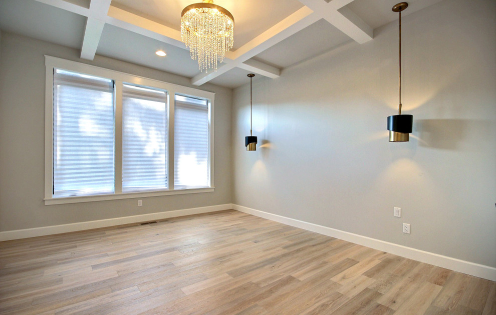 Geräumiges Landhaus Hauptschlafzimmer mit beiger Wandfarbe, hellem Holzboden, braunem Boden und freigelegten Dachbalken in Portland