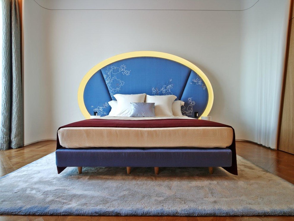 Esempio di una camera da letto eclettica con pareti bianche e pavimento in legno massello medio