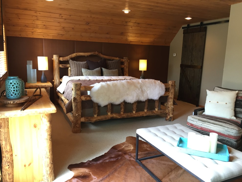 Diseño de dormitorio principal rural grande sin chimenea con paredes verdes, moqueta y suelo beige