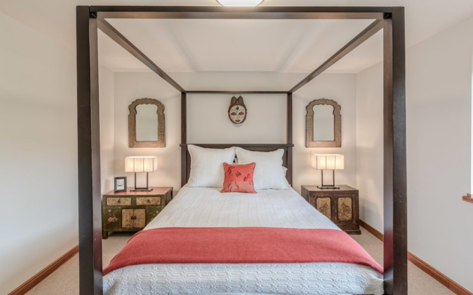 Modelo de dormitorio tradicional renovado de tamaño medio con paredes grises, moqueta y suelo beige