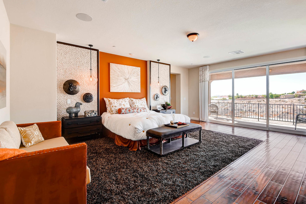 Großes Klassisches Hauptschlafzimmer ohne Kamin mit beiger Wandfarbe und braunem Holzboden in Las Vegas