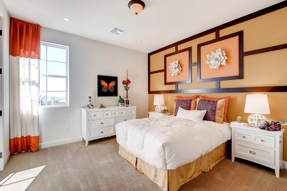 На фото: большая гостевая спальня (комната для гостей) в стиле неоклассика (современная классика) с ковровым покрытием, оранжевыми стенами и акцентной стеной без камина
