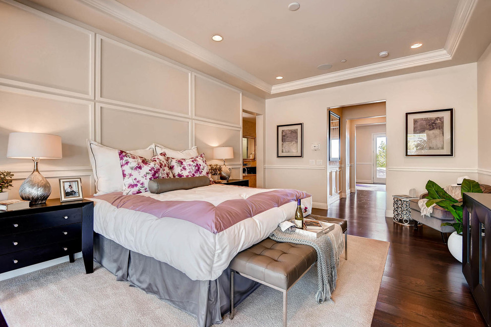 ラスベガスにある広いトランジショナルスタイルのおしゃれな主寝室 (ベージュの壁、濃色無垢フローリング、暖炉なし) のインテリア